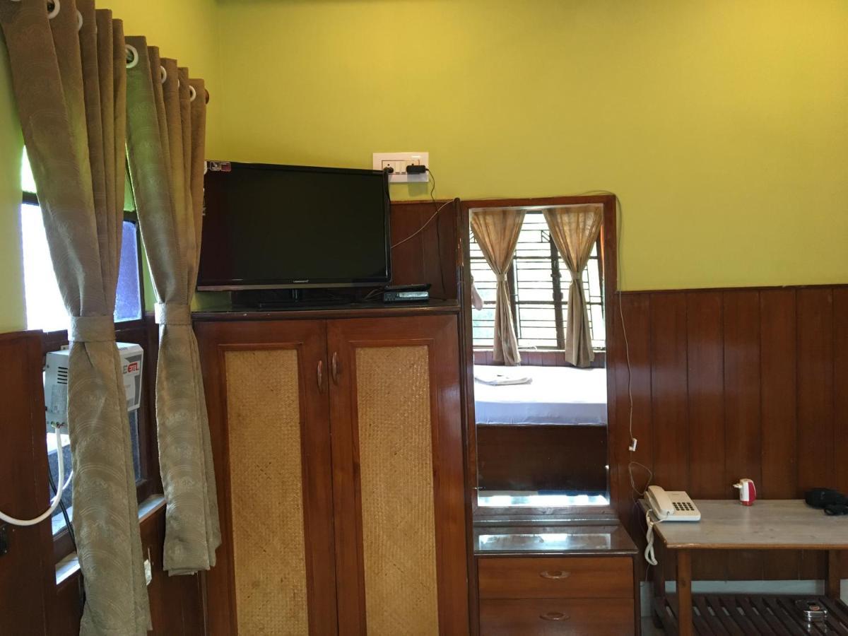 Whispering Woods Inn Болпур Екстериор снимка