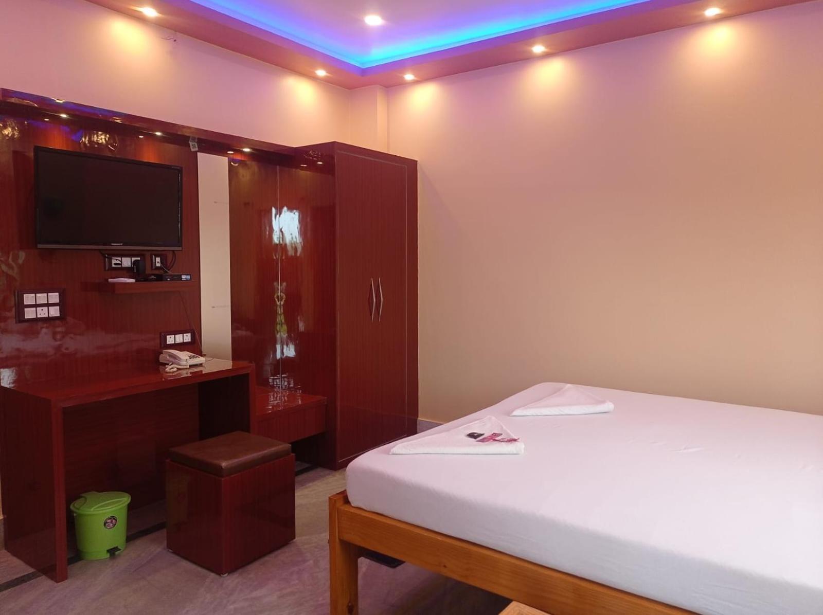 Whispering Woods Inn Болпур Екстериор снимка