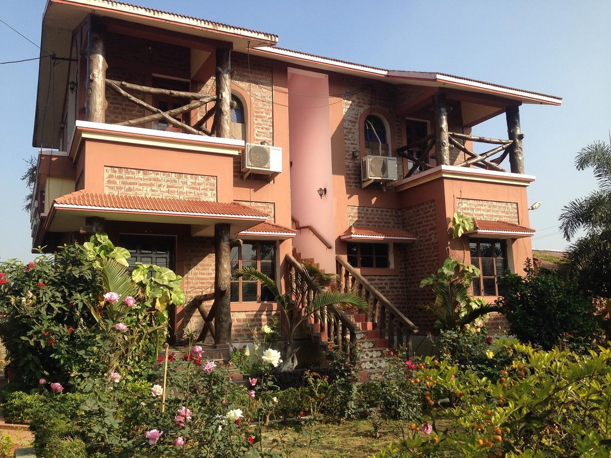 Whispering Woods Inn Болпур Екстериор снимка